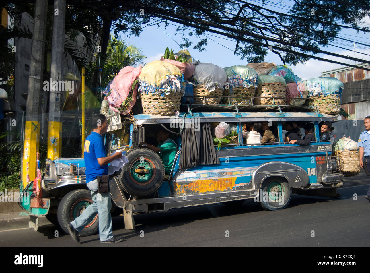 Taxi Jeepney surchargés, Marché du carbone, le centre-ville de Cebu City, Cebu, Visayas, Philippines Banque D'Images