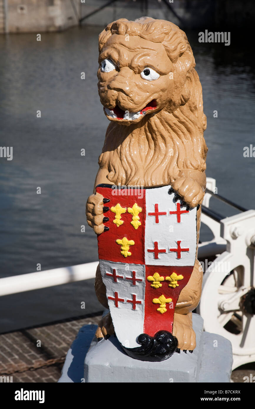 Lion avec armoiries qui gardaient la Grote Sluis (Big) Harlingen Frise Pays-Bas Banque D'Images
