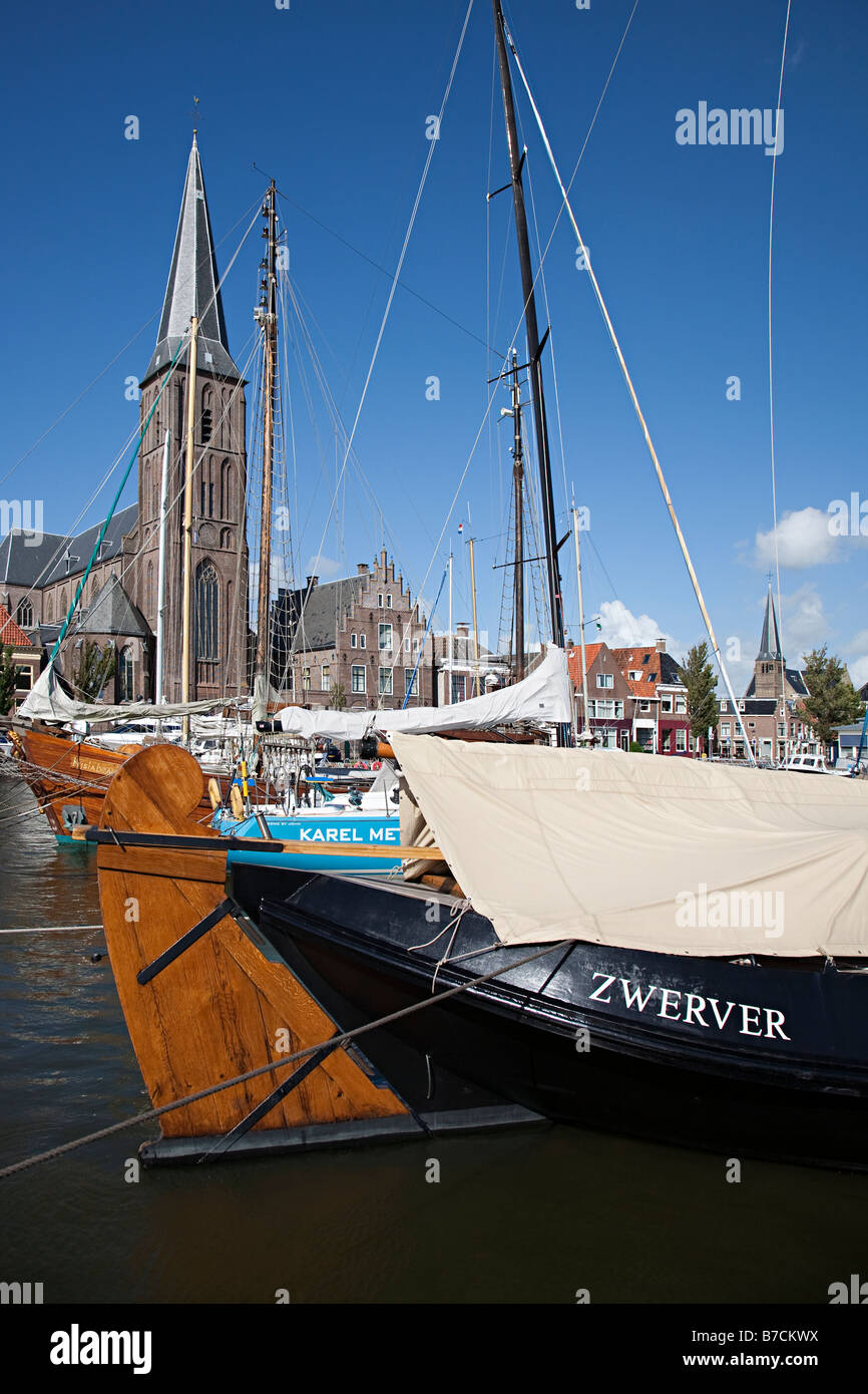 St Michael's Church et de bateaux dans Zuiderhaven (Southern Harbour) Harlingen Frise Pays-Bas Banque D'Images