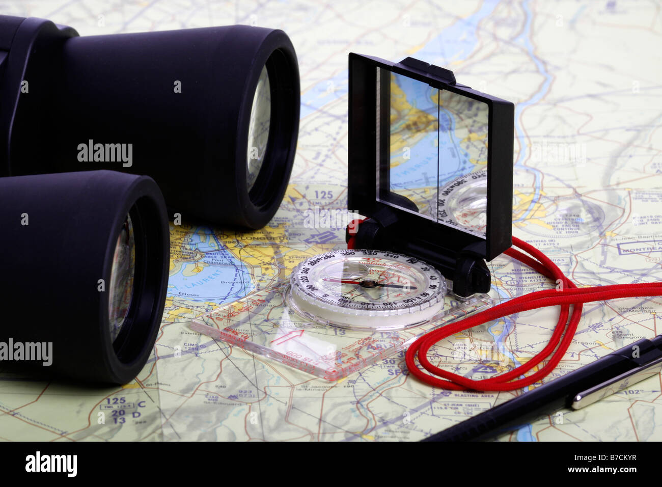 Boussole Jumelles et d'un stylo sur une carte pour le concept de l'aventurier pour chasse au trésor Banque D'Images