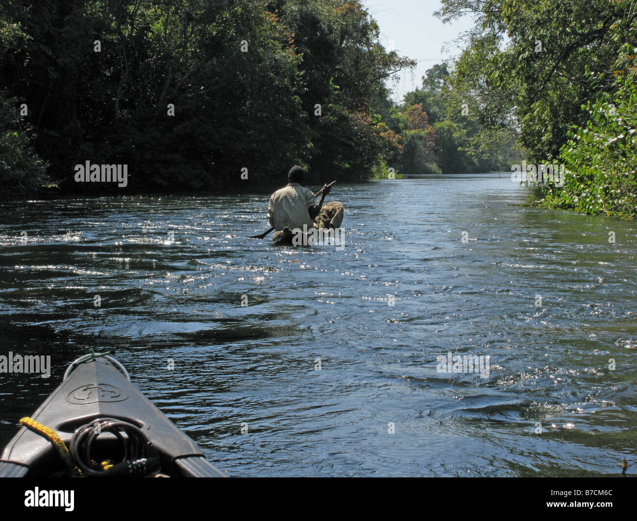 Proue de Canadian canoe après pêcheur local en pirogue à travers la jungle sur canal dans la province du Katanga de la rivière Luvua Zaïre Banque D'Images