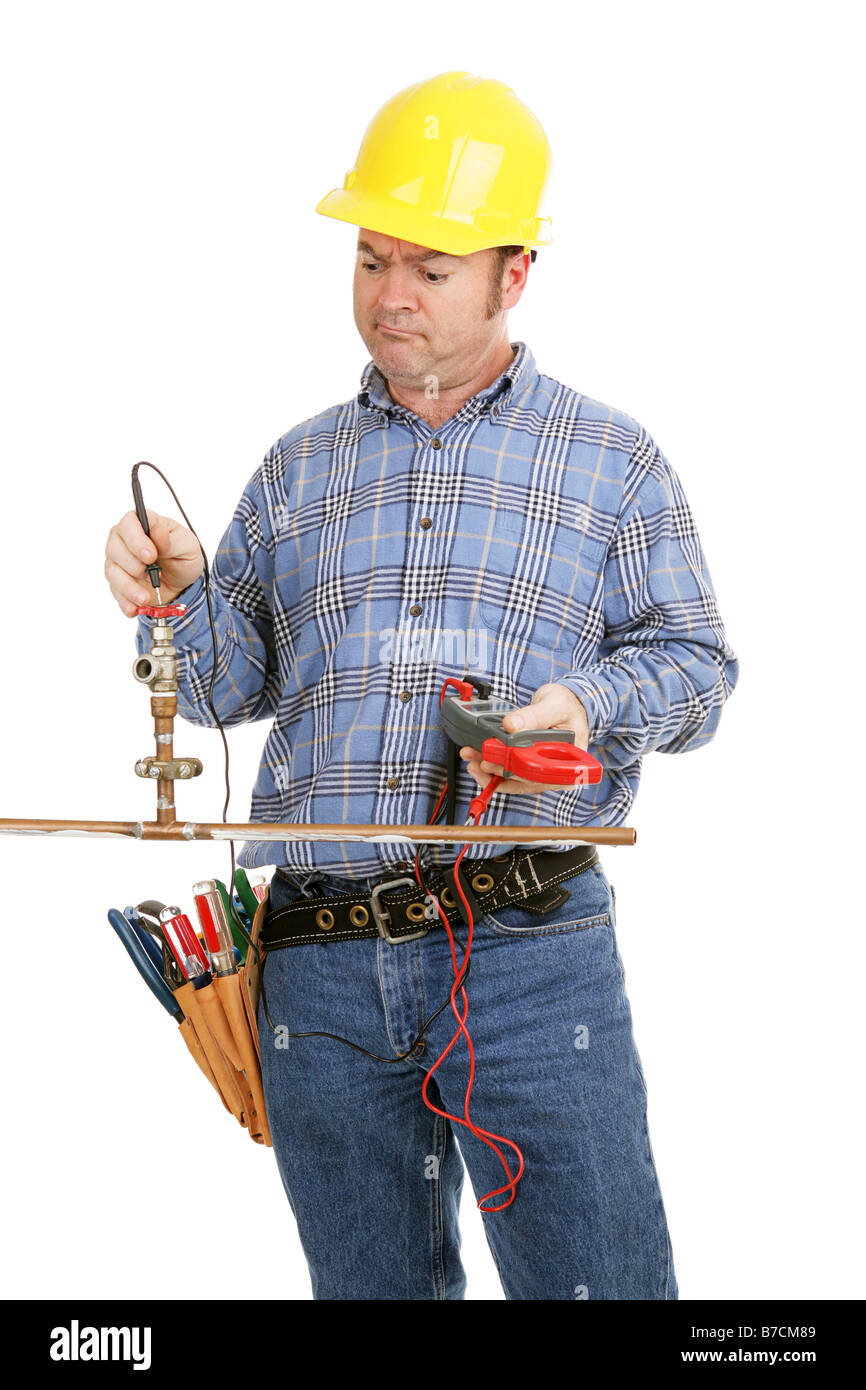 Électricien d'essayer de réparer la plomberie à l'aide d'un voltmètre est isolated on white Banque D'Images