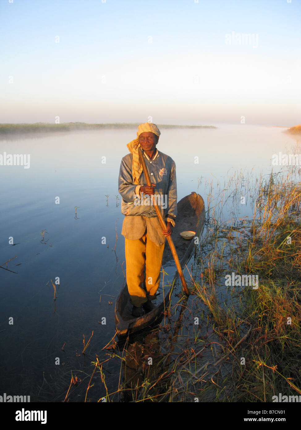 Aux yeux d'un pêcheur en pirogue sur les rives de l'affluent de la rivière Luapula Congo République démocratique du Congo Banque D'Images