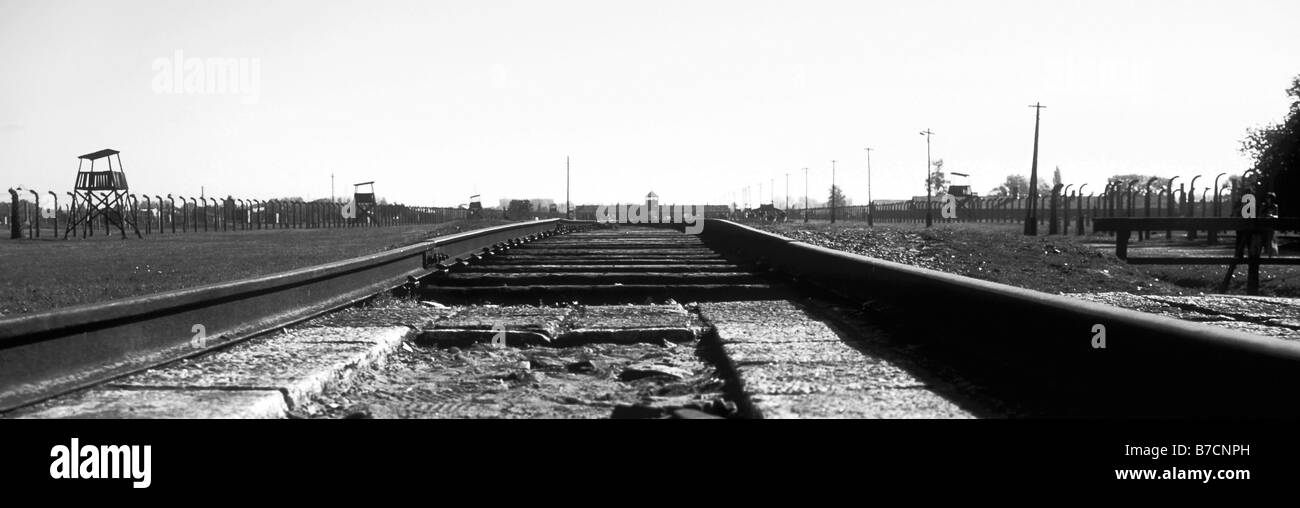 Voies ferrées se terminant dans le camp de concentration d'Auschwitz II - Birkenau, Auschwitz, Pologne Banque D'Images