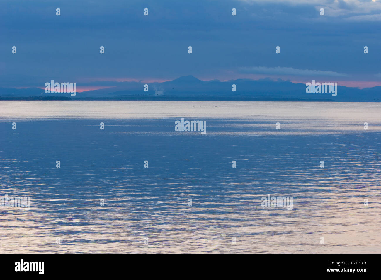 Matin nuages flottent au-dessus du lac Champlain dans l'état de New York à l'aube le 6 octobre 2008 Banque D'Images