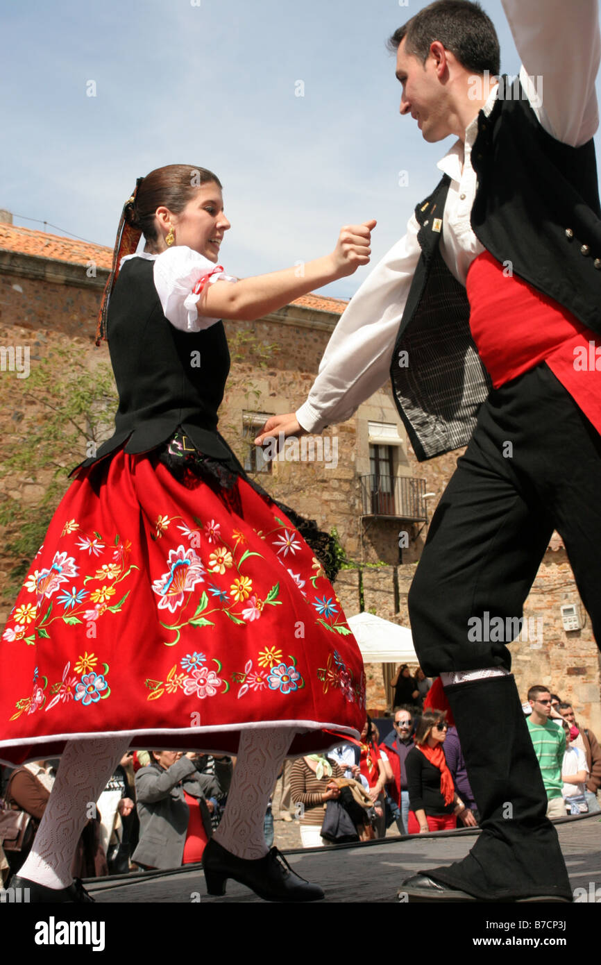 Groupe de danse avec des costumes historiques dans la ville de Caceres, Espagne, l'Estrémadure, Caceres, Cceres Banque D'Images