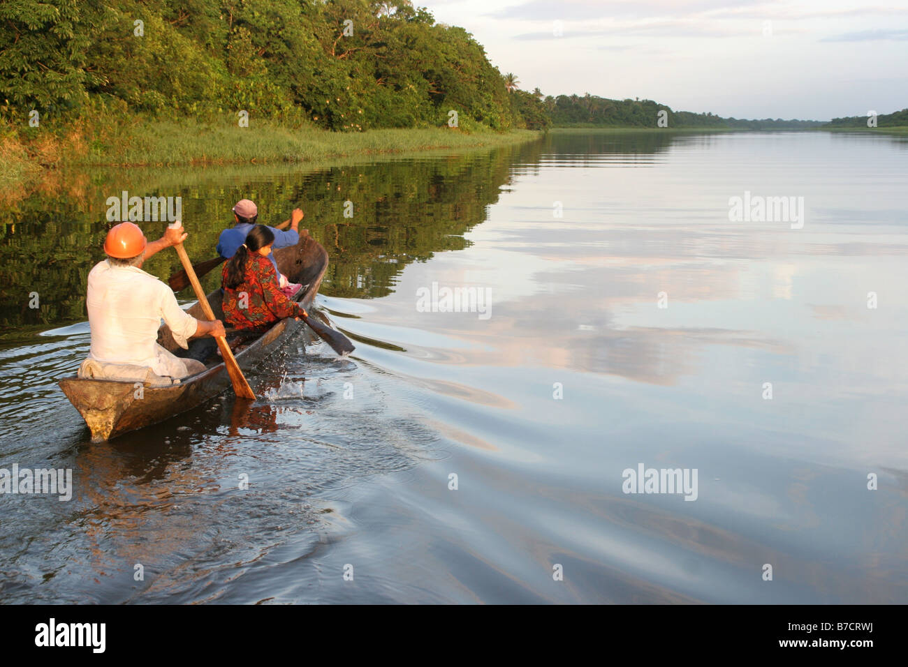 Famille une pirogue sur le Rio San Juan au Nicaragua, Nicaragua, Rio San Juan Banque D'Images