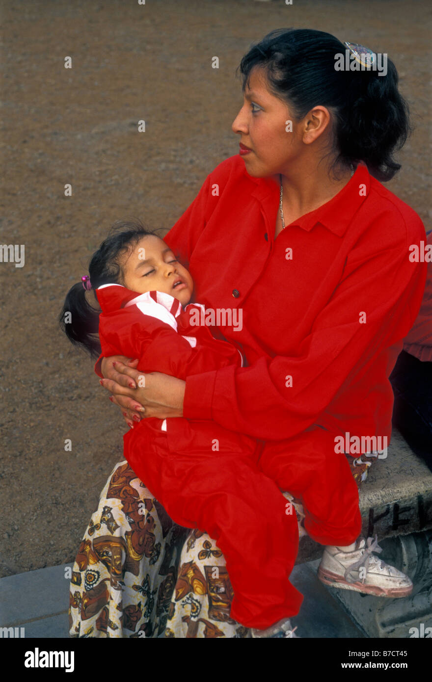 Les péruviens, femme péruvienne, femme adulte, mère et fille, mère, fille, petite fille, Plaza de Armas, la province de Lima, Lima, Pérou, Amérique du Sud Banque D'Images