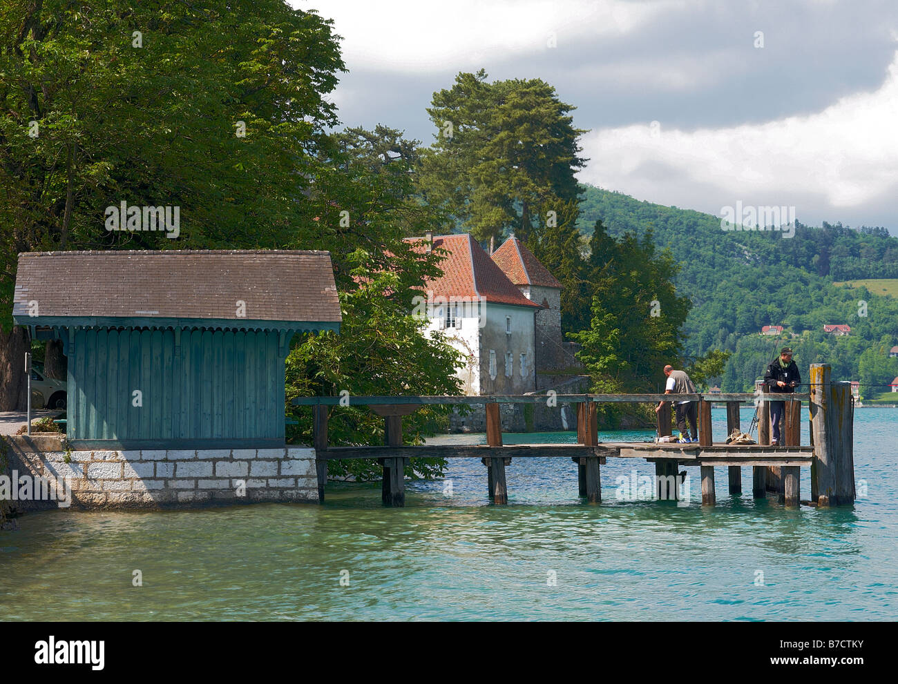 Les pêcheurs de jetée, lac d'Annecy, Haute Savoie, France. Banque D'Images