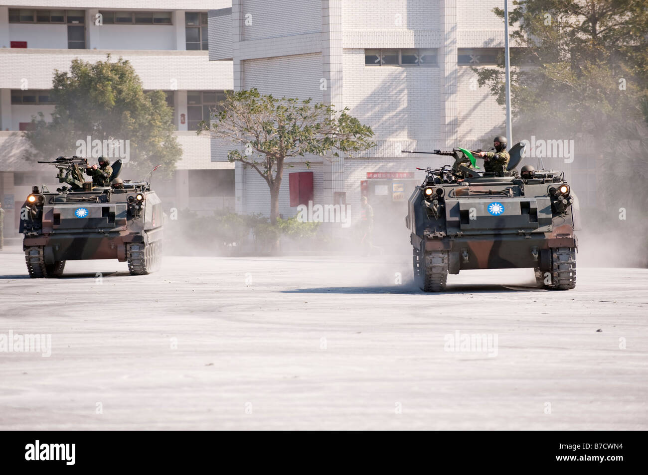 CM-22 Armored Personnel et les transporteurs de mortier en action lors des exercices de guerre au 58e commandement de l'Artillerie, Taichung, Taiwan Banque D'Images