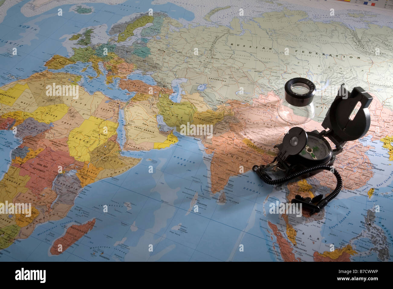 Carte du monde montrant l'Afrique, l'Europe et l'Asie avec compas militaire et loupe Banque D'Images