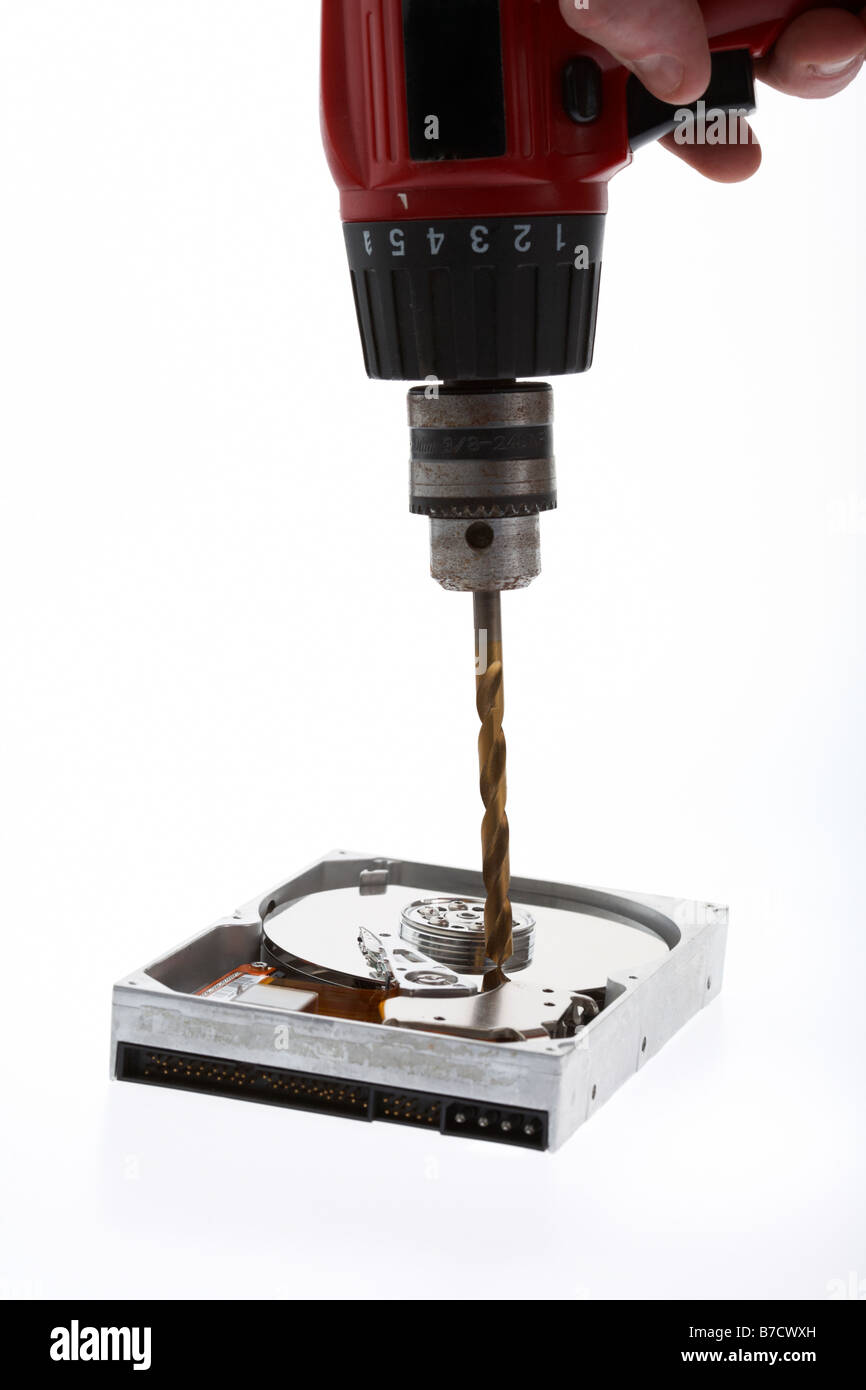 Percer le forage dans un disque dur de l'ordinateur ouvert sur un fond blanc Banque D'Images