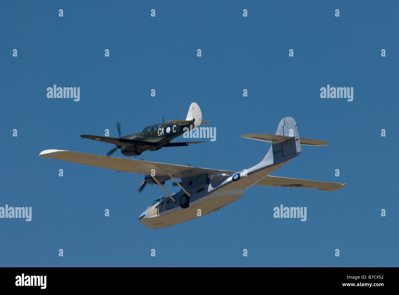 PBY-5A Catalina hydravion amphibie avec Curtiss P40 Kittyhawk escorte de chasseurs Banque D'Images