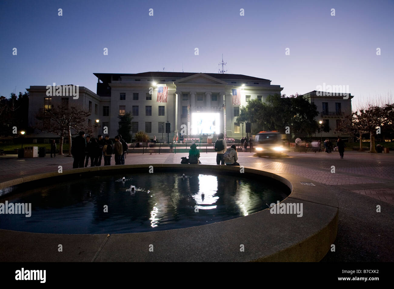Les étudiants et les résidents s'asseoir sur Sproul fontaine à l'Université de Californie à Berkeley en regardant le Jumbotron. Banque D'Images