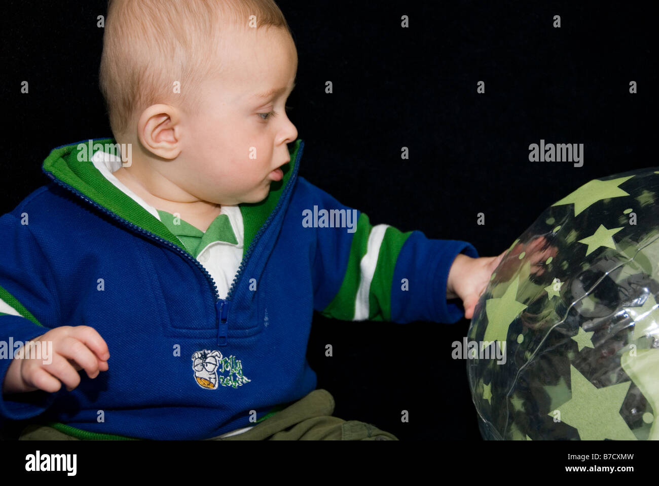 Bébé Garçon jouant avec les jouets violents Ultra reflet dans le noir de la salle de jeu sensoriel Surestart, Sheffield, Angleterre Banque D'Images