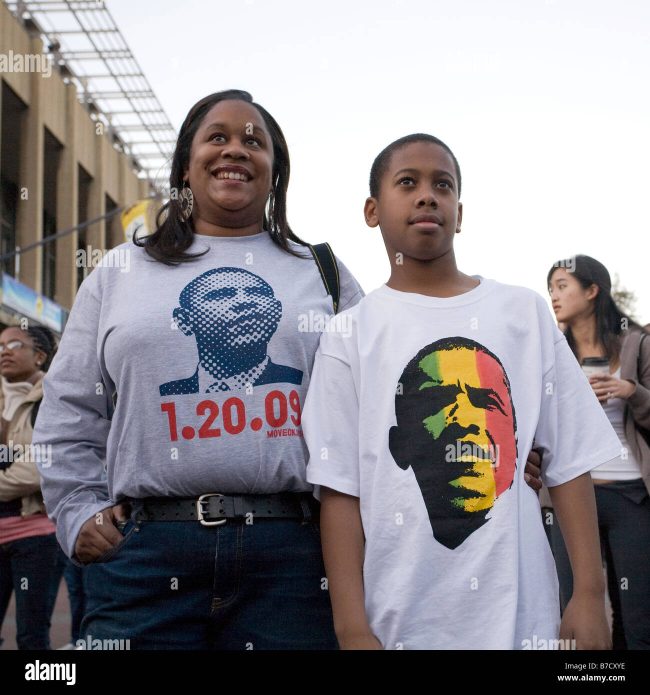 Une mère, et UC Berkeley, l'employé a amené son fils à regarder l'historique investiture de Barack Obama à l'université de Berkeley Banque D'Images