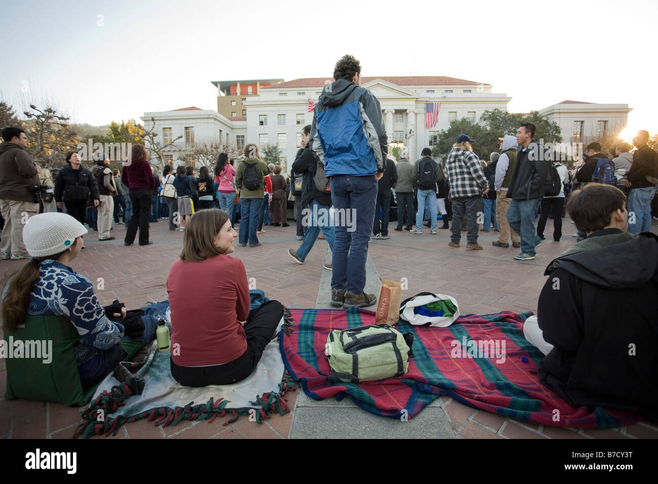 UC Berkeley Obama inauguration spectateurs choisissez un affichage d'endroit que le soleil se lève à l'Est. Banque D'Images