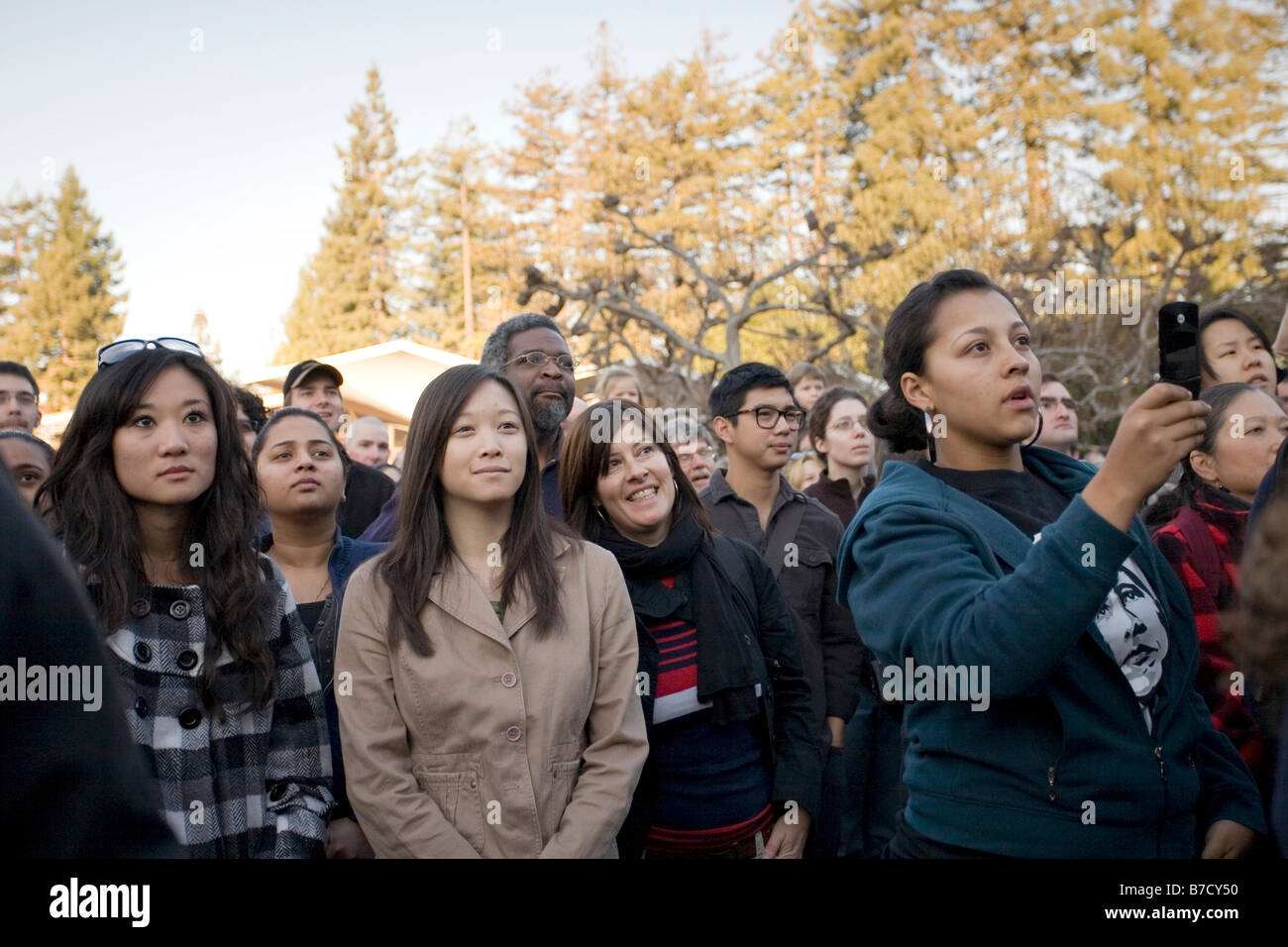 Une foule d'étudiants, professeurs, membres du personnel et les résidents des communautés avoisinantes regarder l'investiture de Barack Obama. Banque D'Images