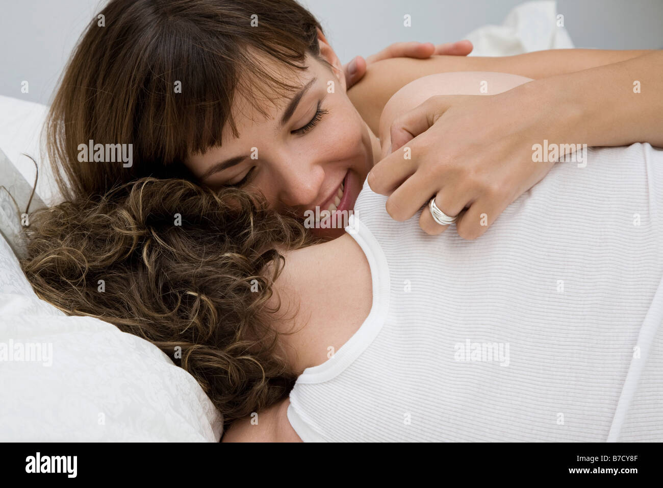 Un couple couché et embrassant Banque D'Images
