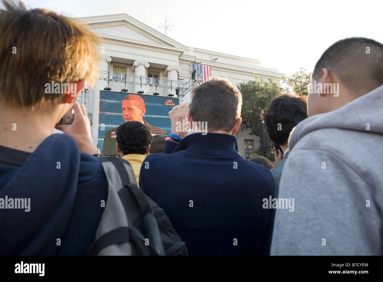Le premier regardant foule en face de l'hôtel de Sproul à Jumbotron l'Université de Californie à Berkeley. Banque D'Images