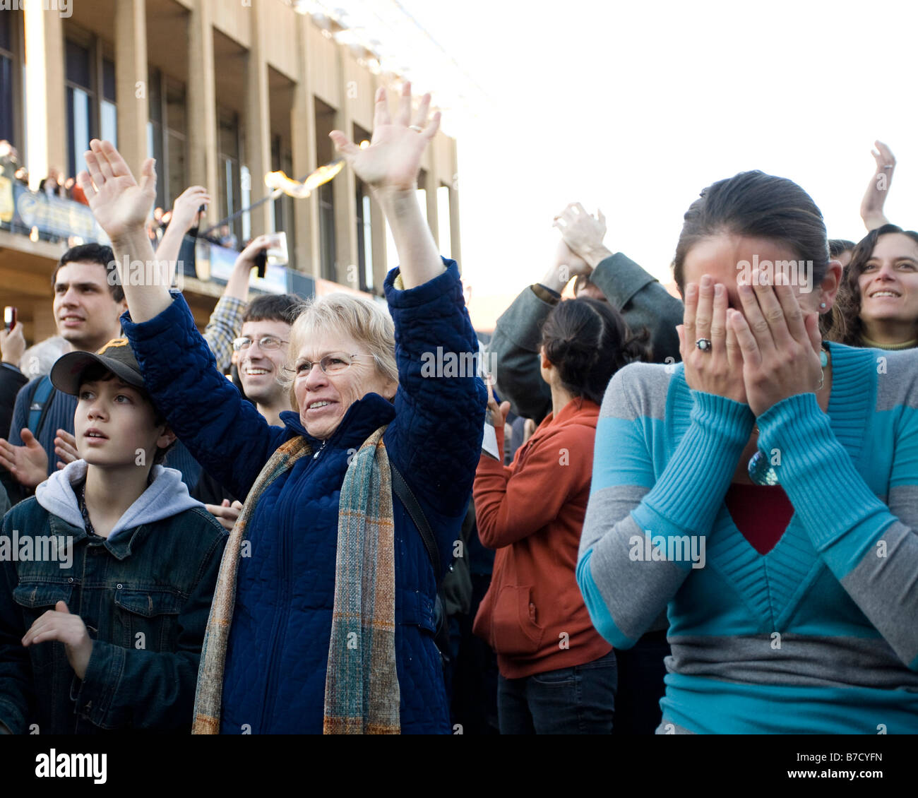 Une foule émotionnelle célèbre l'investiture de Barack Obama à l'Université de Californie à Berkeley campus. Banque D'Images