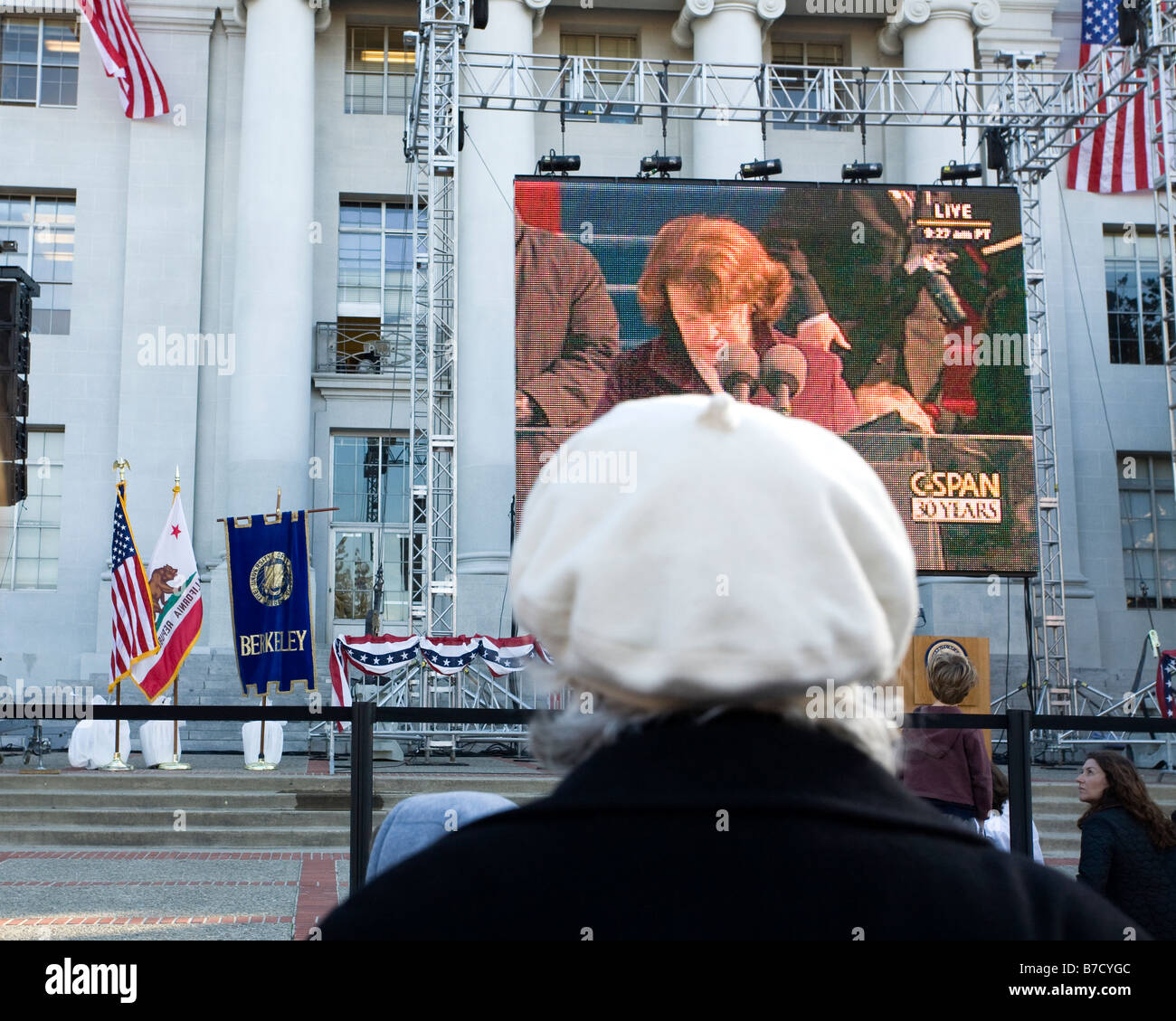 Une femme âgée watches le sénateur Diane Feinstein's mot de bienvenue 2009 au cours de l'investiture de Barack Obama. Banque D'Images