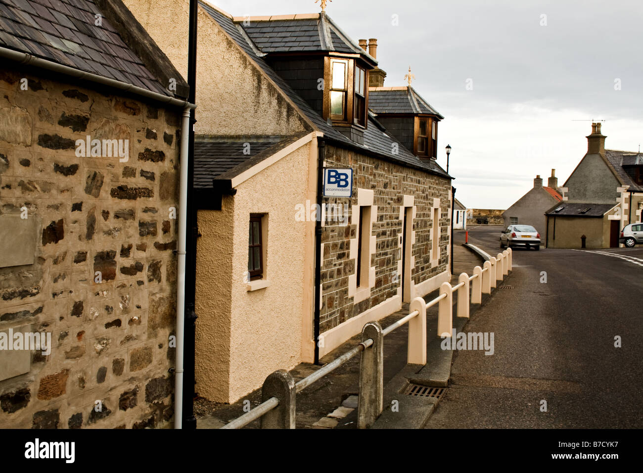 Un petit Bed Breakfast signe sur un mur par une route en Ecosse Banque D'Images