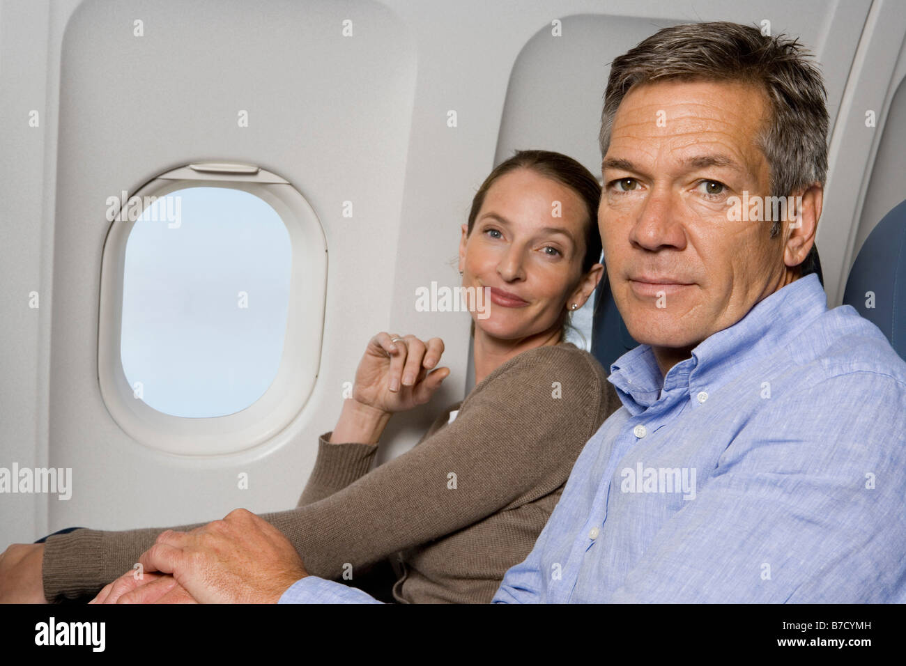 Un couple assis dans un avion Banque D'Images