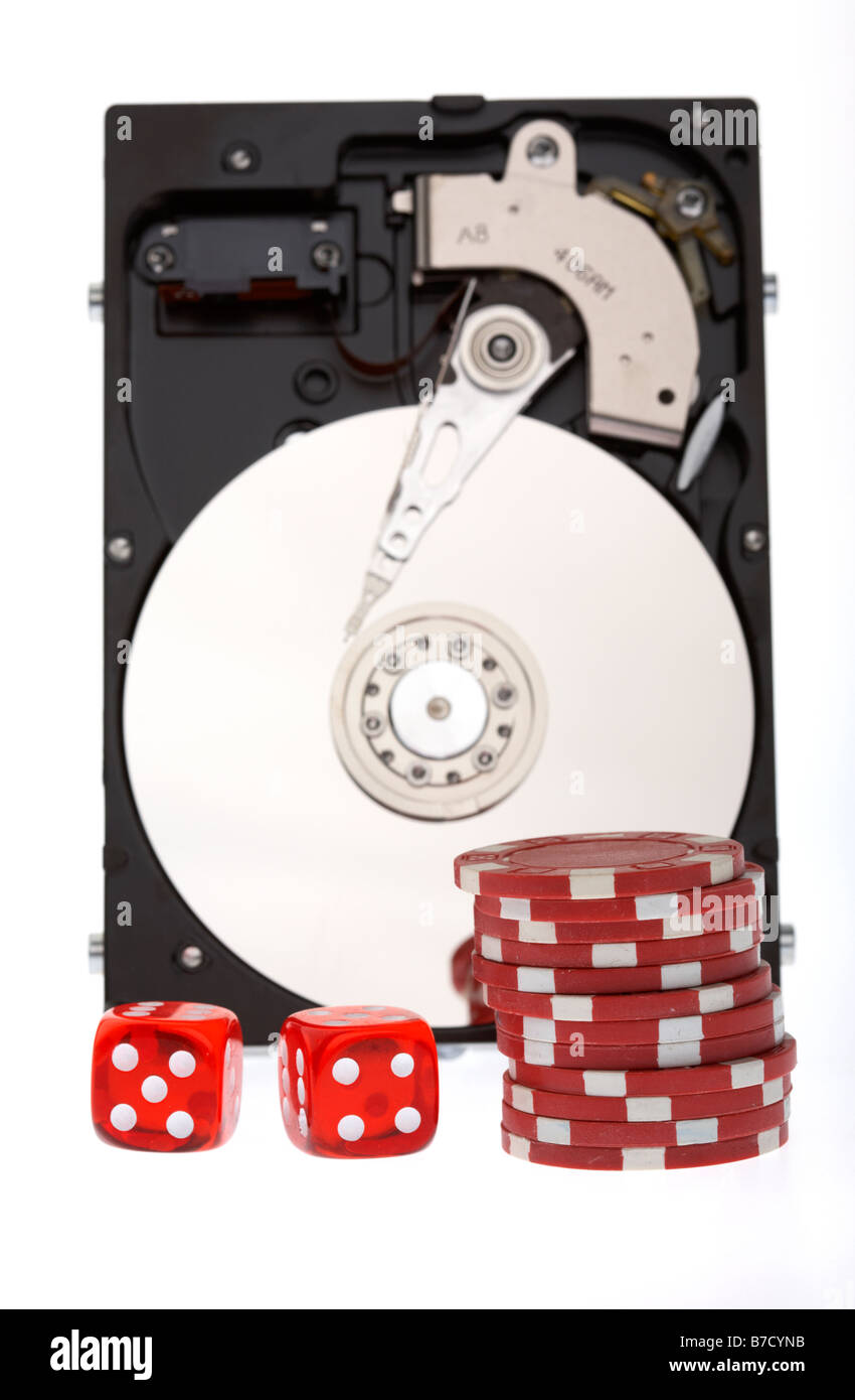 Pile de jetons de poker et deux dés en face d'un disque dur de l'ordinateur ouvert sur un fond blanc Banque D'Images
