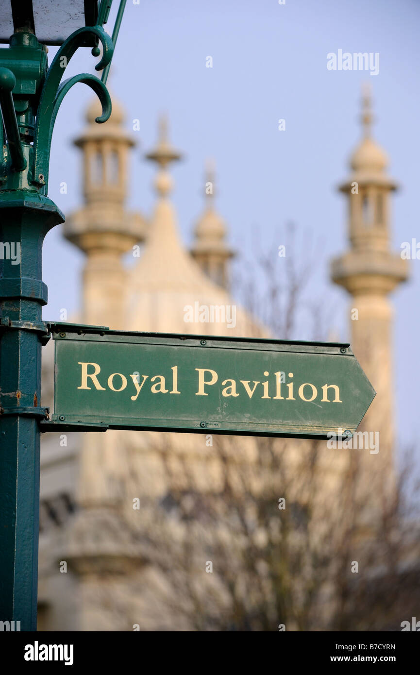 Un signe sur un lampadaire diriger la façon de Brighton Royal Pavilion dans l'East Sussex. Photo par Jim Holden. Banque D'Images