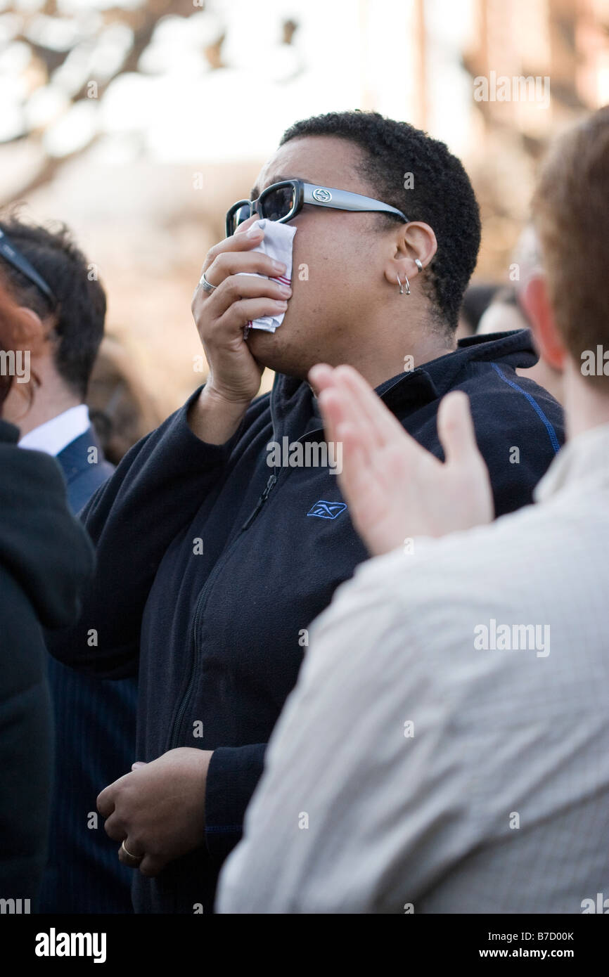 Une femme noire devient émotif durant les débats télévisés investiture de Barack Obama à l'Université de Californie à Berkeley. Banque D'Images