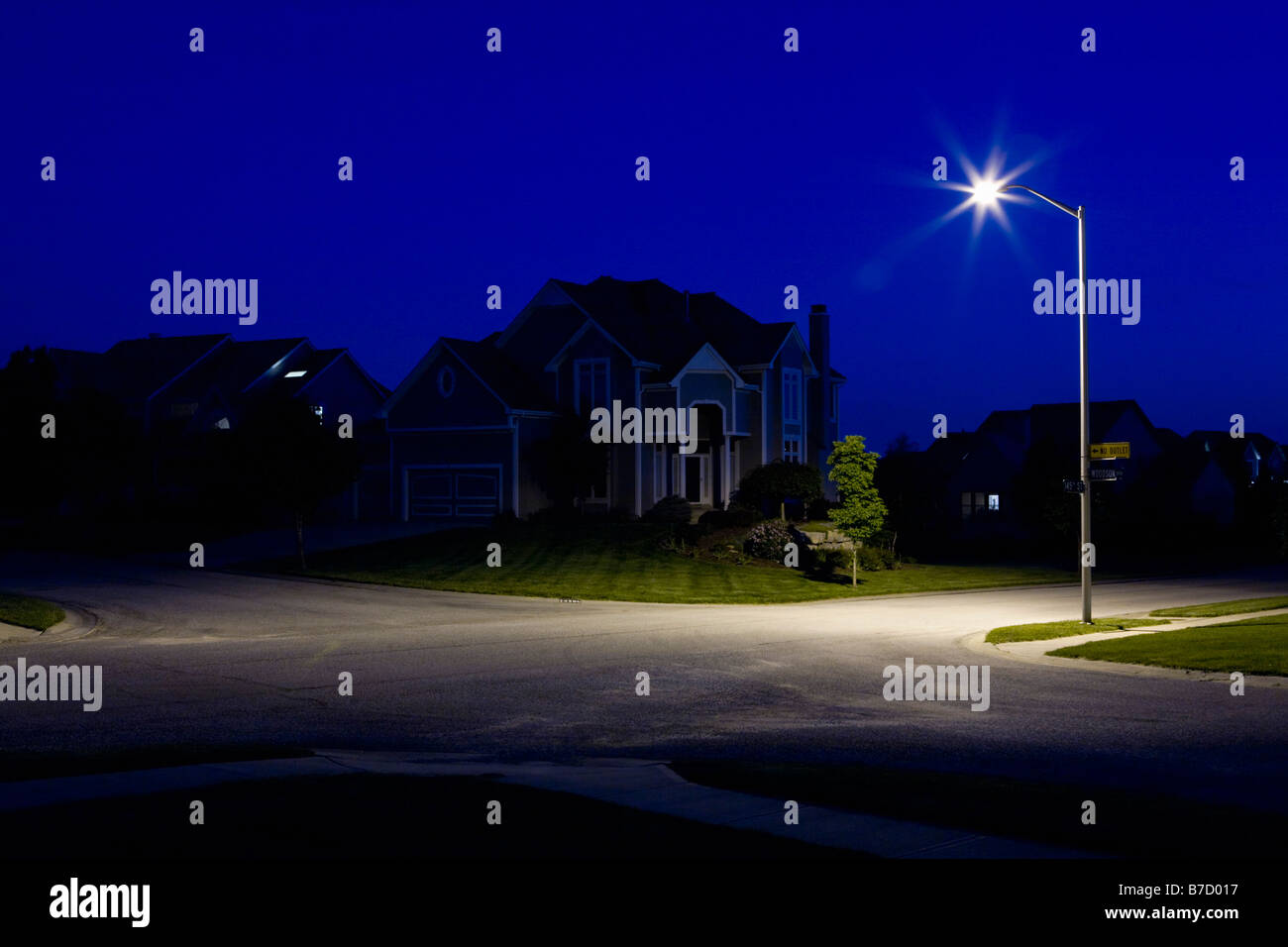 Maisons de banlieue dans la nuit Banque D'Images