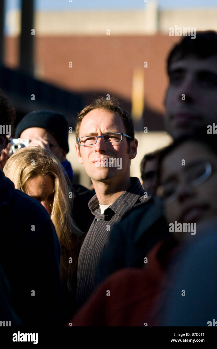 Un homme regarde Barack Obama's inauguration sur le jumbotron à l'Université de Californie à Berkeley. Banque D'Images