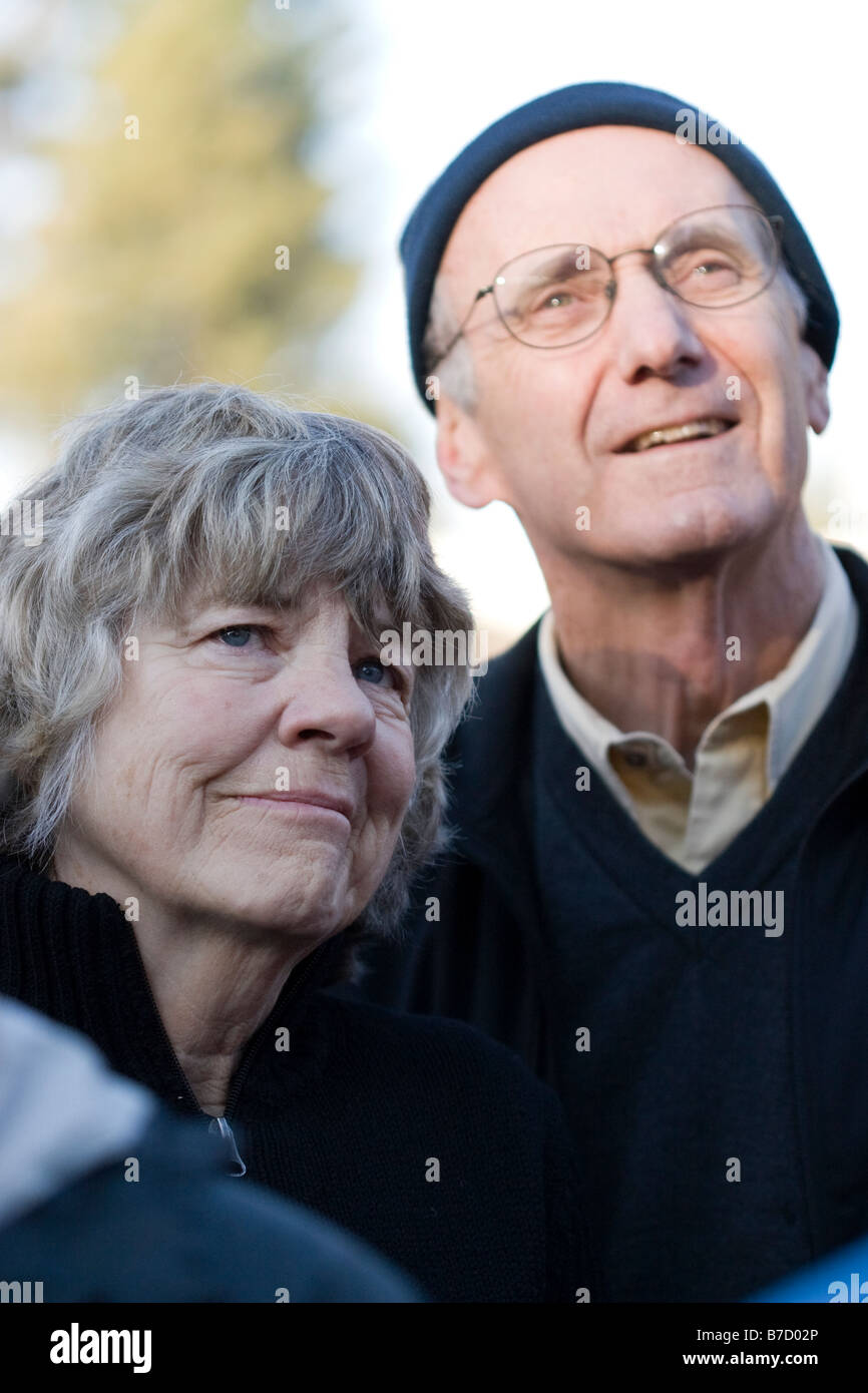 Un couple de personnes âgées watch Barack Obama's inauguration sur le Jumbotron à l'Université de Californie à Berkeley campus. Banque D'Images