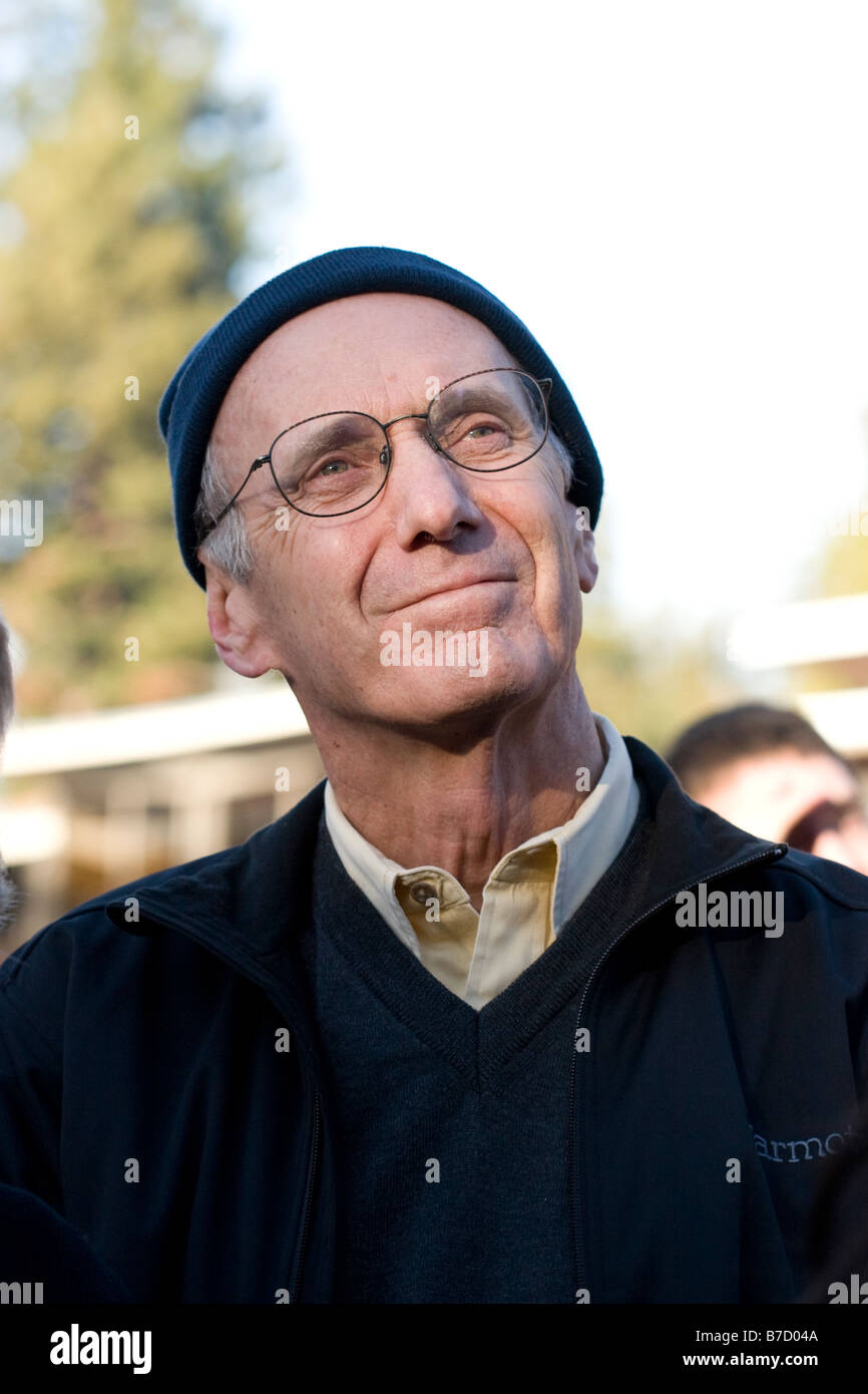 Un homme âgé regarde l'investiture de Barack Obama sur le Jumbotron à l'Université de Californie à Berkeley. Banque D'Images