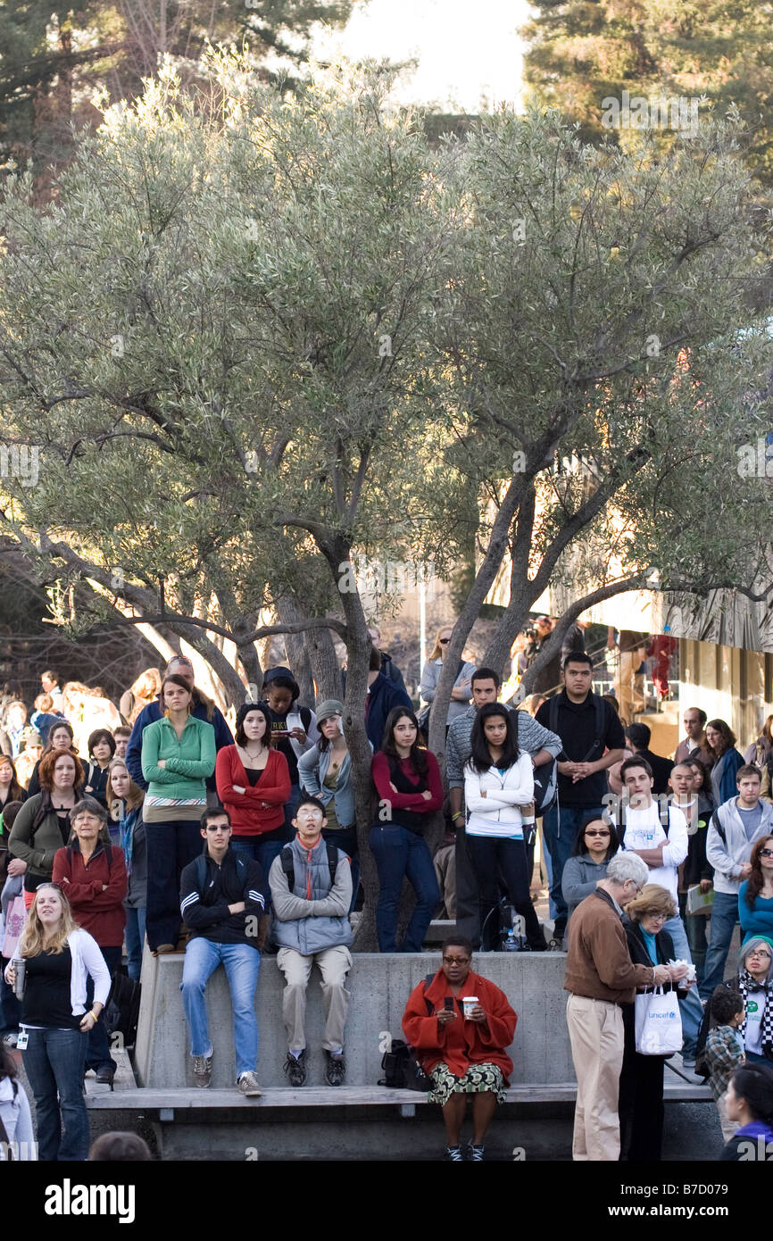 En regardant les élèves ou tout simplement à l'écoute sur le jumbotron les haut-parleurs à l'Université de Californie à Berkeley. Banque D'Images