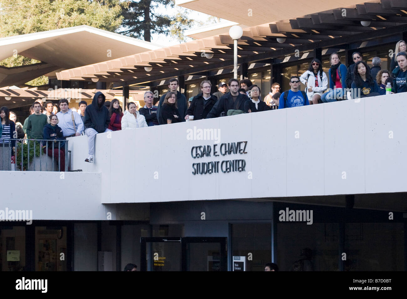 La foule d'étudiants, d'enseignants et la surveillance communautaire Inauguration Obama sur un écran géant Jumbotron, Université de Californie à Berkeley. Banque D'Images