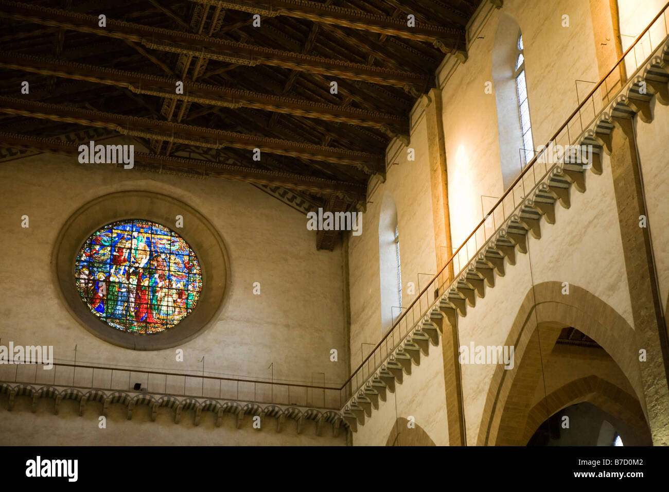 Le vitrail de la fenêtre des détails architecturaux d'intérieur avant de la basilique de Santa Croce à Florence Italie Banque D'Images Le vitrail de la fenêtre des détails architecturaux d'intérieur avant de la basilique de Santa Croce à Florence Italie Banque D'Images