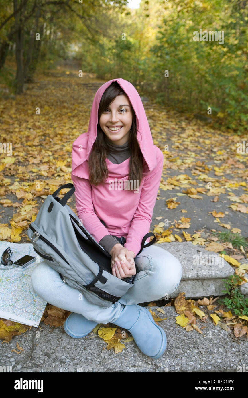 Une adolescente assis dehors, dans la nature Banque D'Images