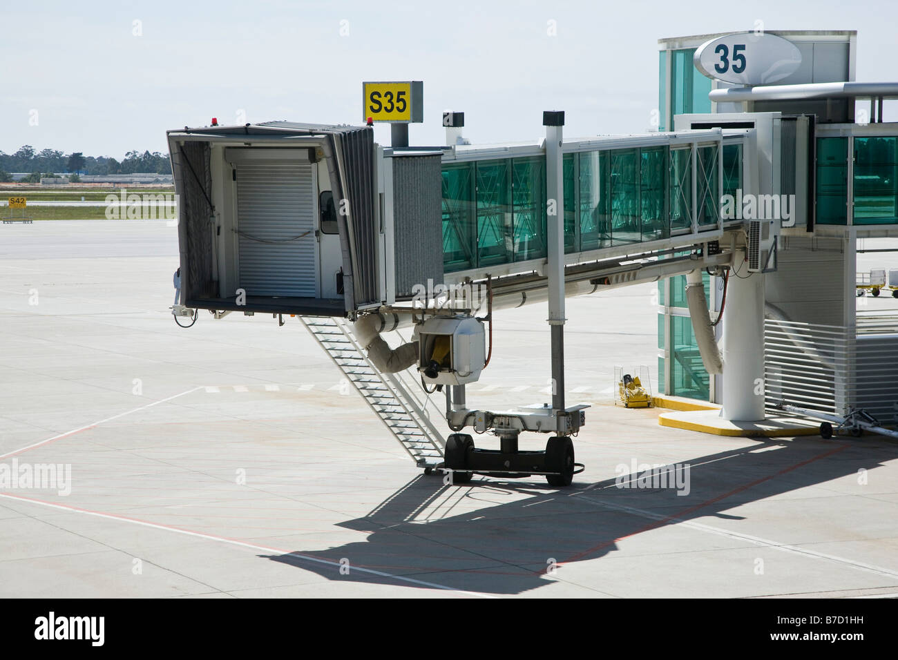 Pont d'embarquement des passagers dans un aéroport Banque D'Images