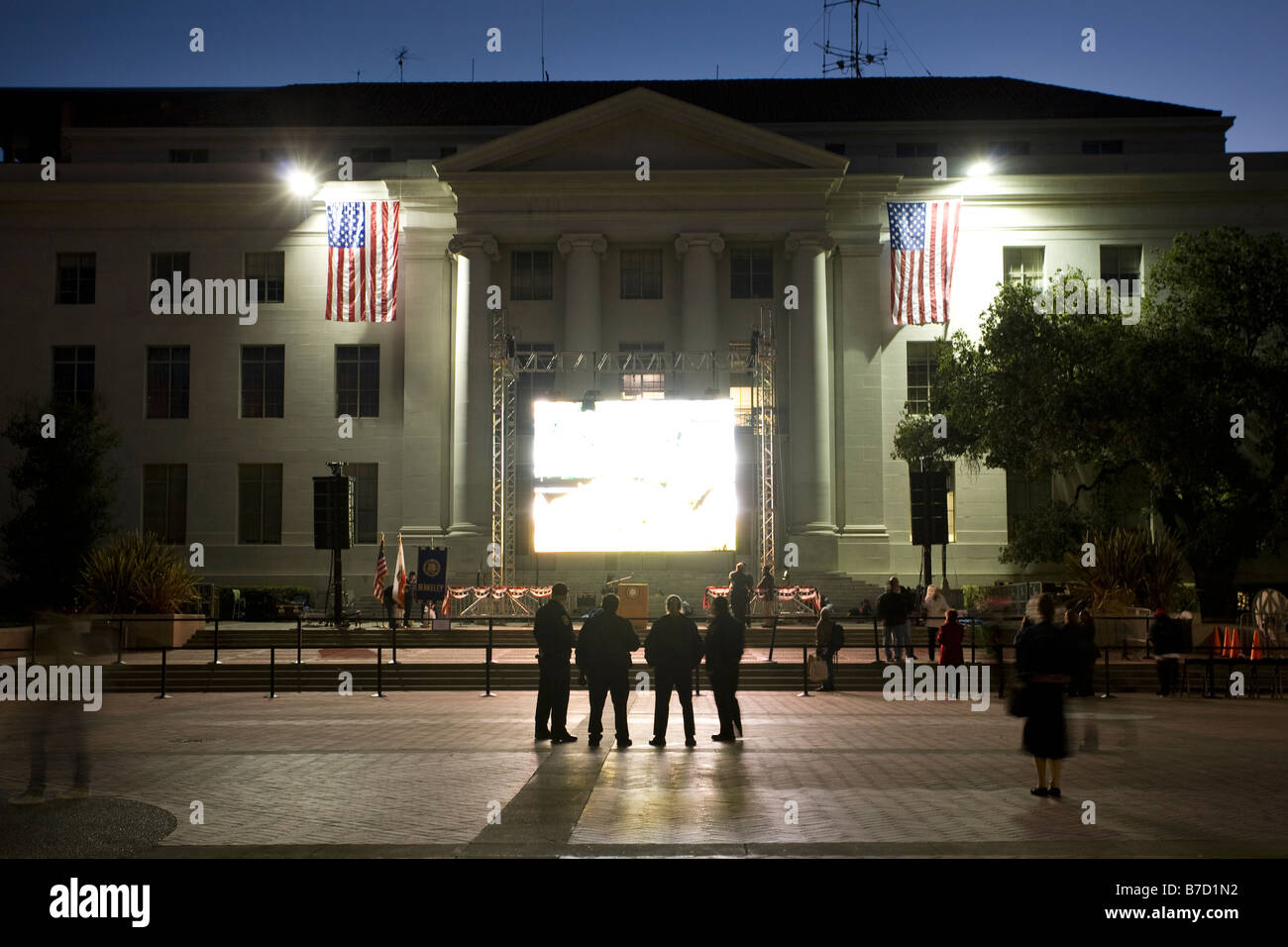 La police de l'université de Californie regarder les événements pré-inauguration sur le jumbotron UC Berkeley comme personnel de se préparer à la foule. Banque D'Images