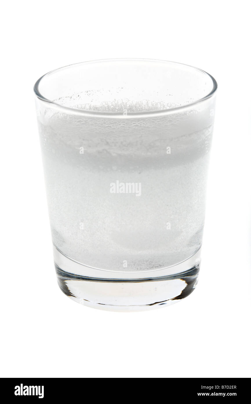 Hydrosoluble paracétamol ou l'aspirine maux de dissoudre les comprimés dans un petit verre d'eau sur un fond blanc Banque D'Images