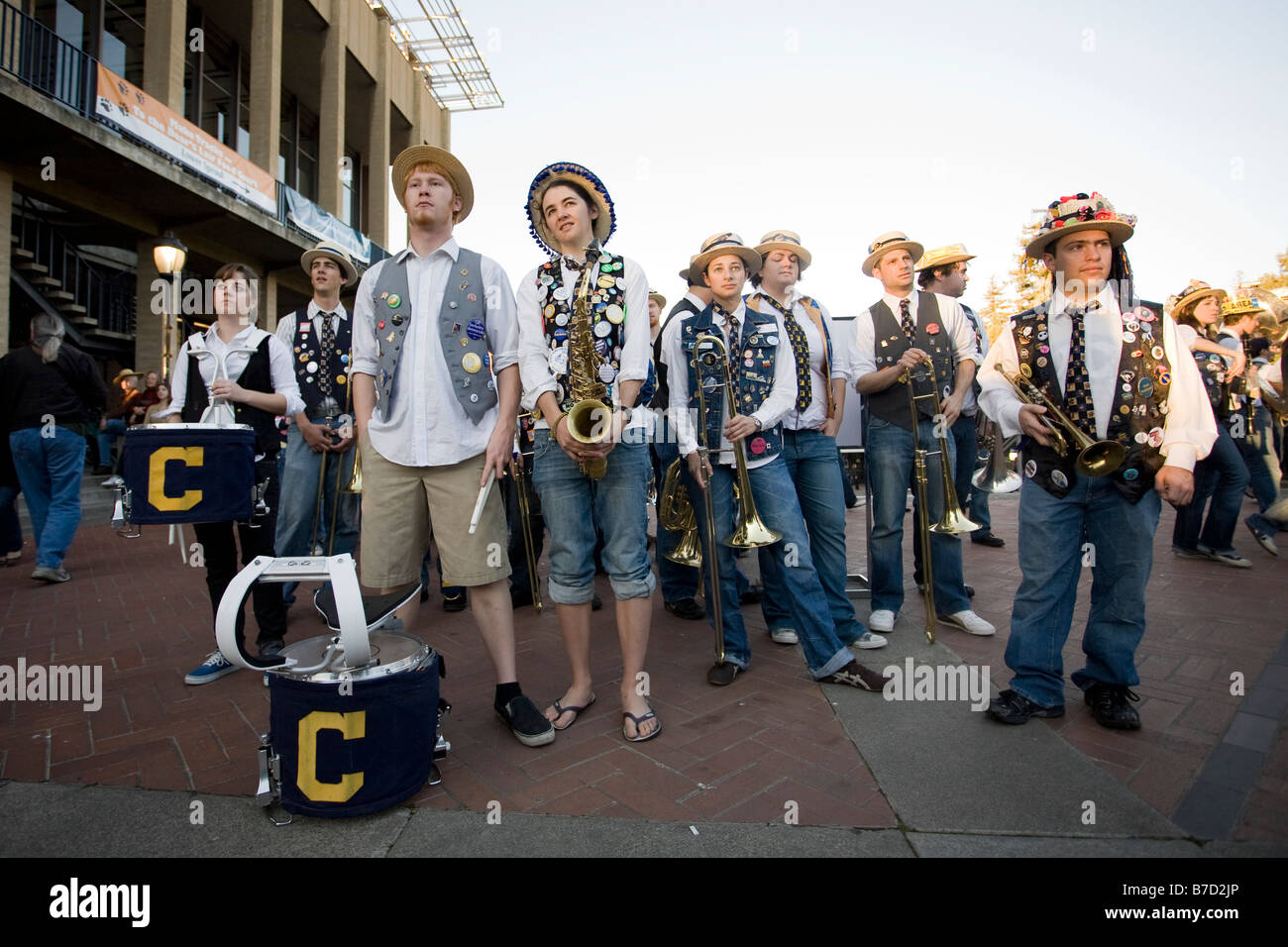 Le Cal Straw Hat Band attend de les faire en 2009 Obama Inauguration à l'Université de Californie à Berkeley. Banque D'Images