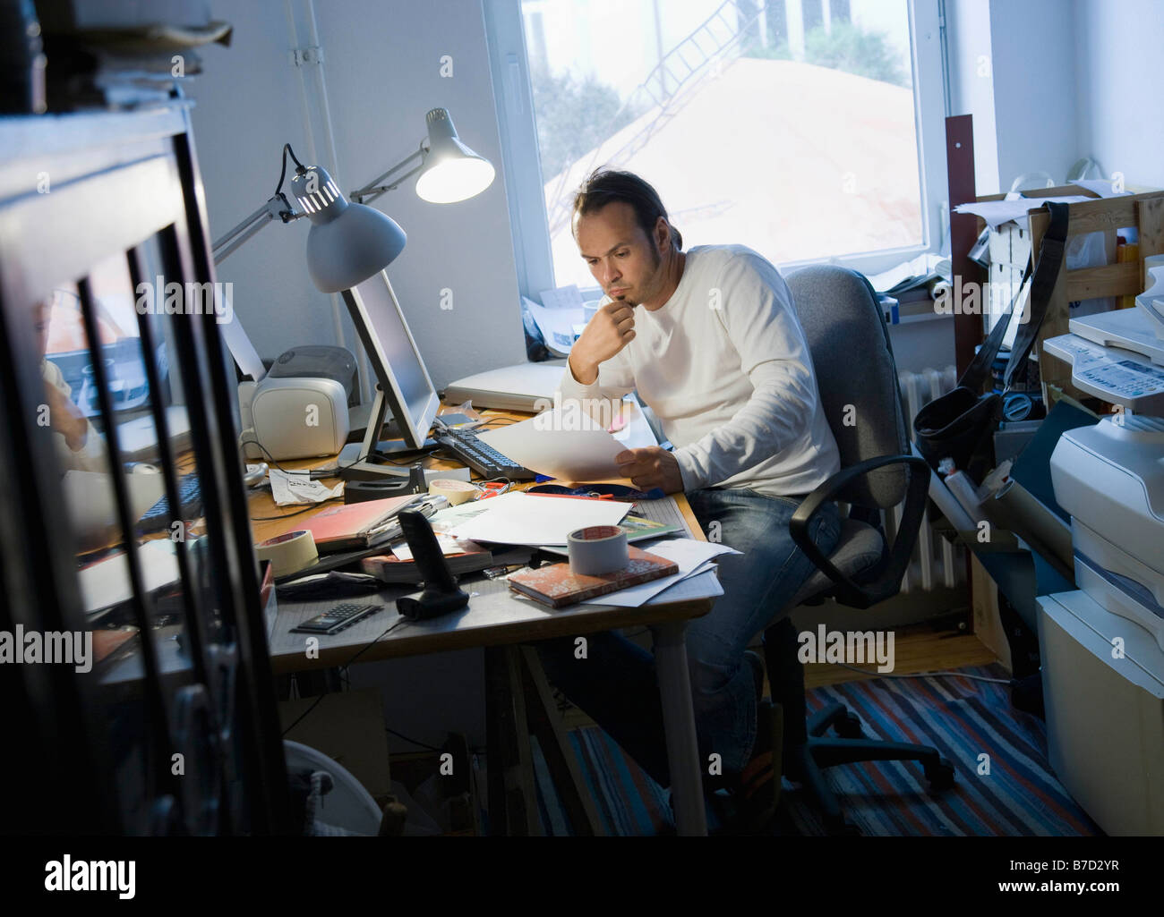 Homme travaillant dans son bureau à domicile Banque D'Images