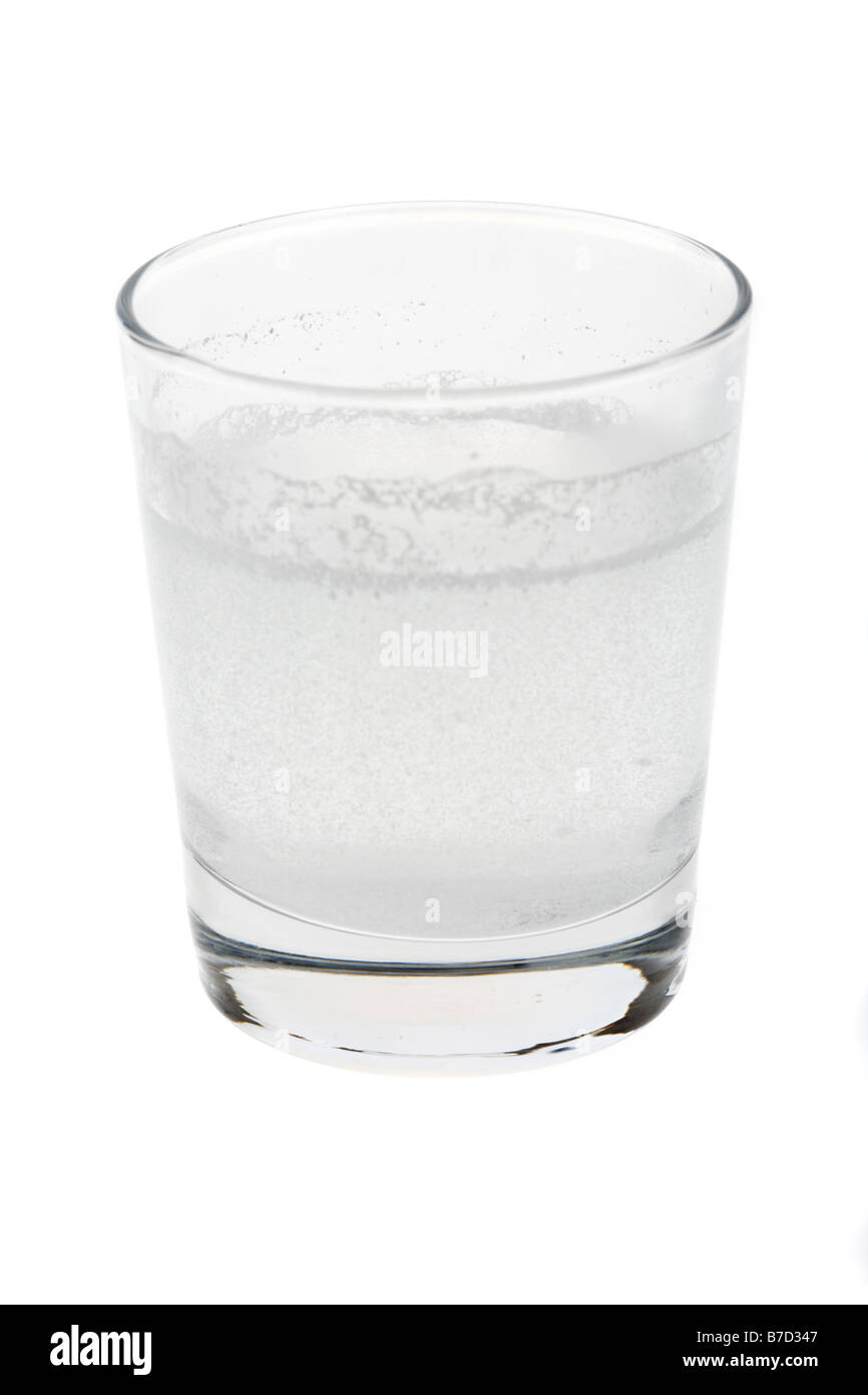 Hydrosoluble paracétamol ou l'aspirine maux de comprimés dissous dans un petit verre d'eau sur un fond blanc Banque D'Images
