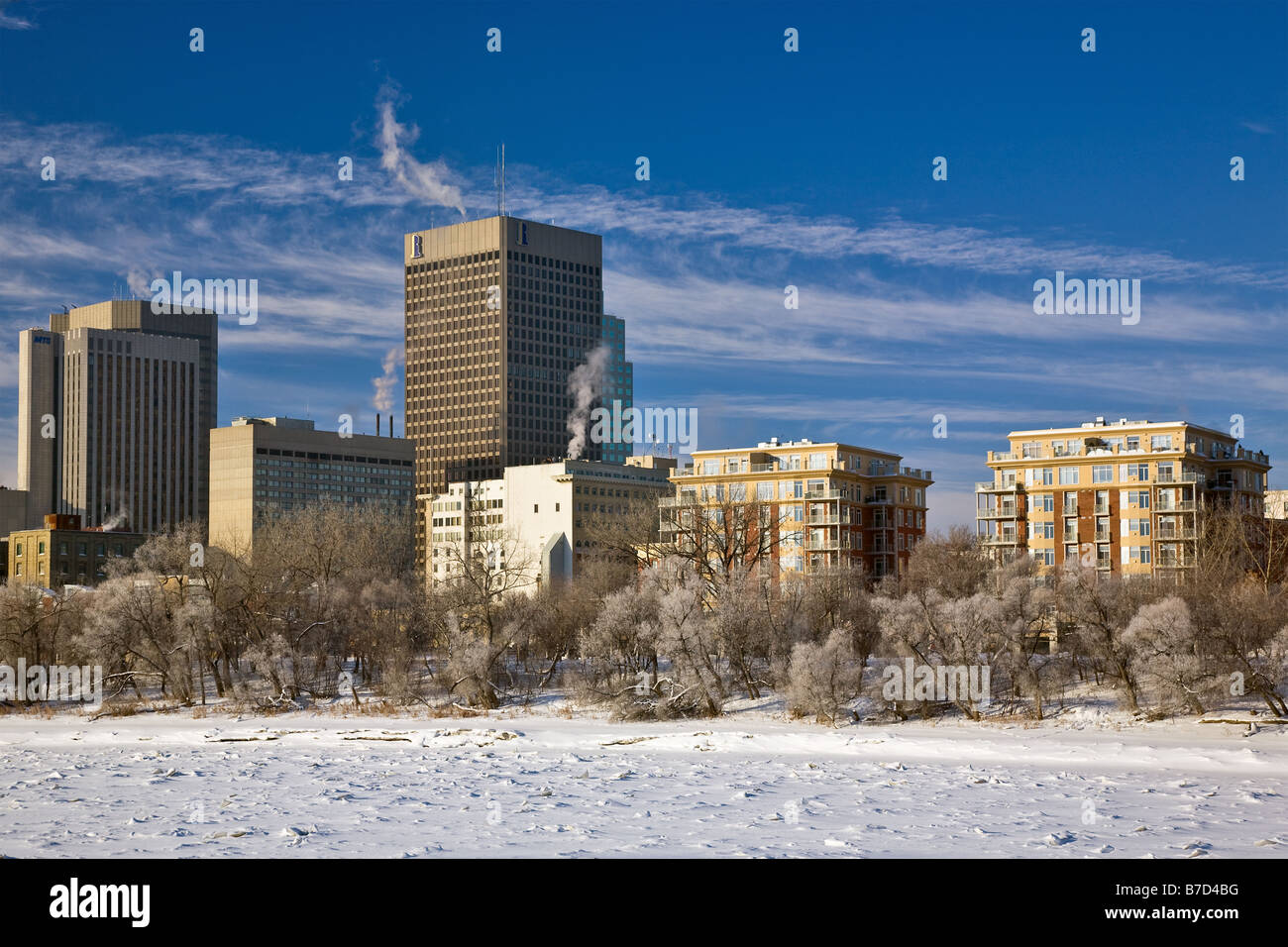 Frazzle glace sur la rivière Rouge congelée, et Winnipeg, Manitoba, Canada skyline. Banque D'Images