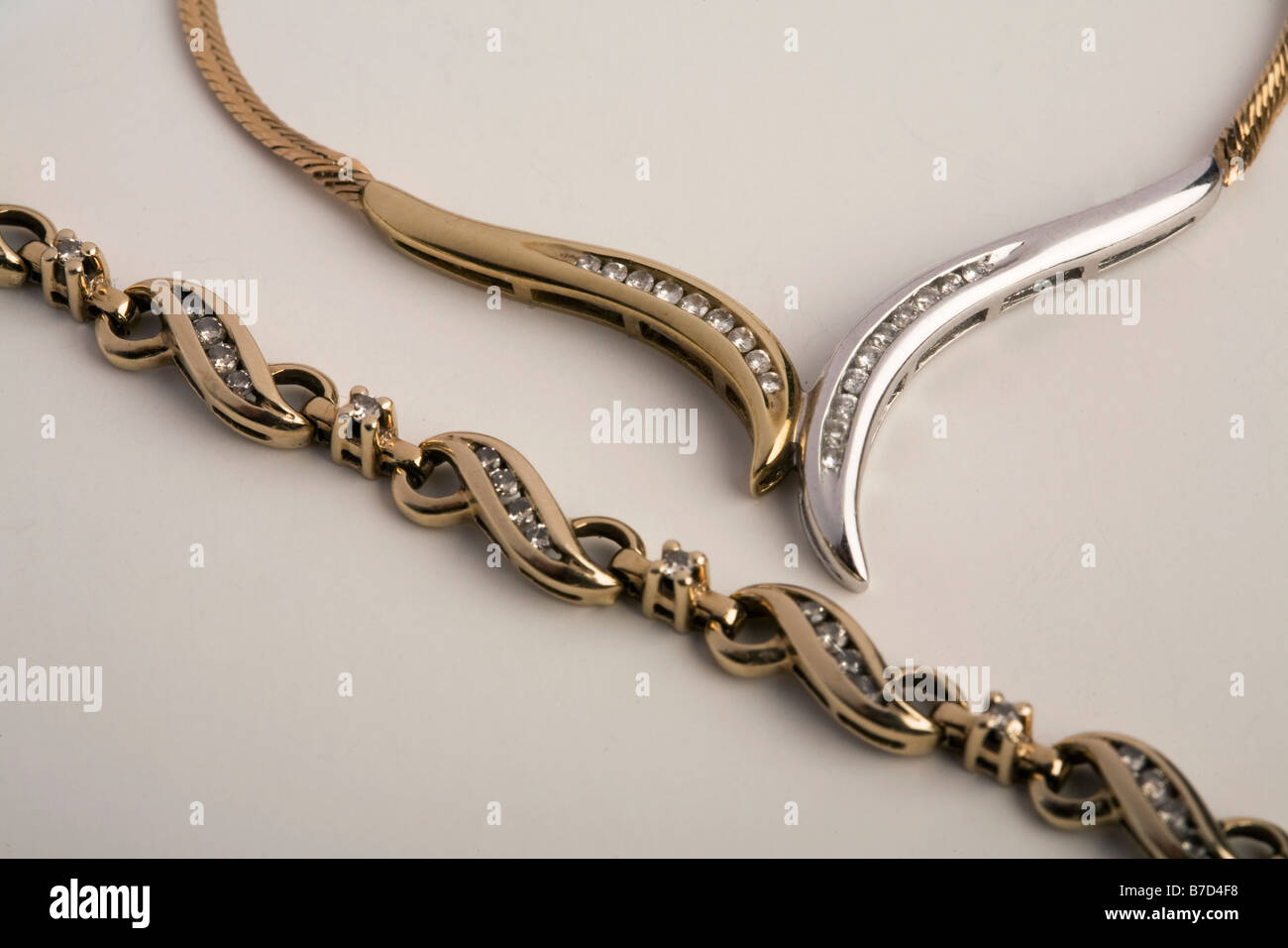 Collier bijoux diamants or bracelet produit fond blanc Banque D'Images