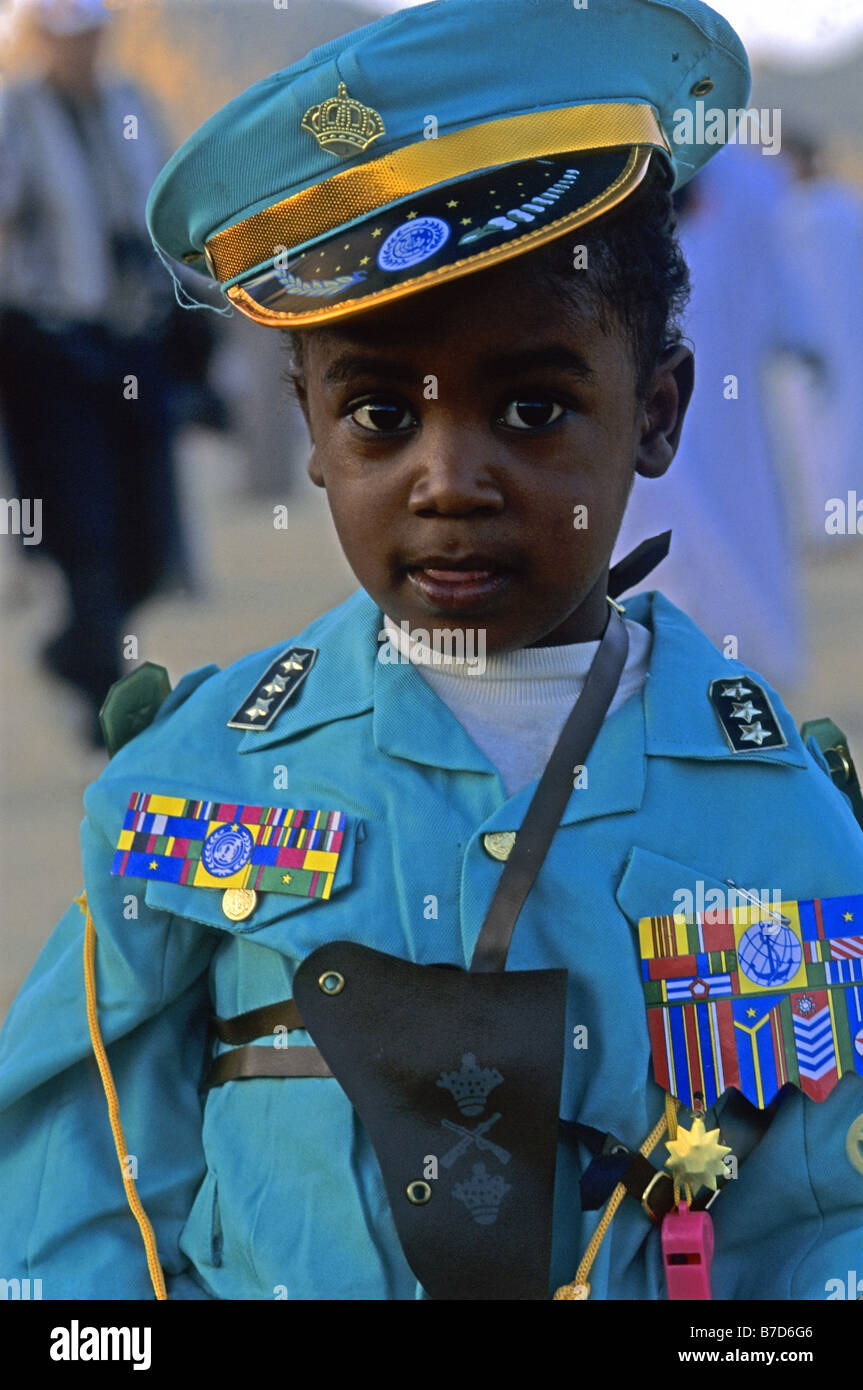 Enfant en costume militaire, l'Algérie Banque D'Images