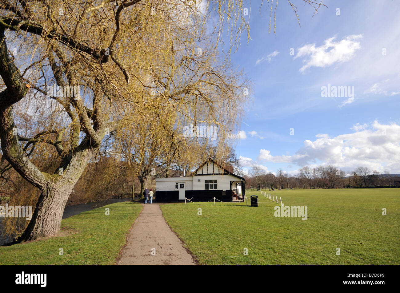 Terrain de cricket de Bakewell avec pavillon dans la distance Derbyshire Peak District England UK Banque D'Images