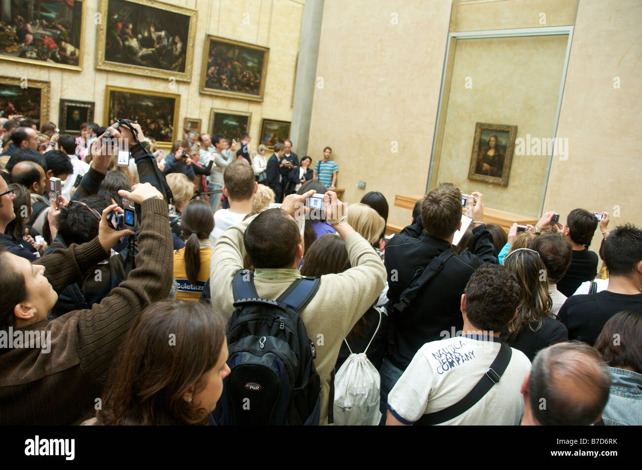 Mona Lisa - foule de touristes à prendre des photos de la peinture au musée du Louvre, Paris, France Banque D'Images